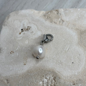 Mini Perla Charm / Stainless Steel & Pearl